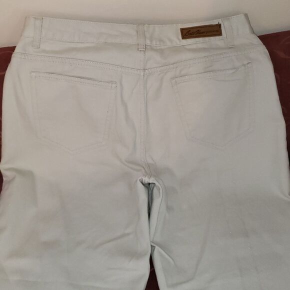 Bill Blass Easy Fit Petite Jeans - Picture 5 of 8
